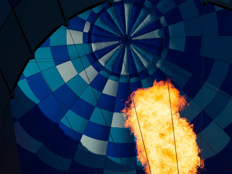 Hohe Flamme im Inneren eines Heißluftballons