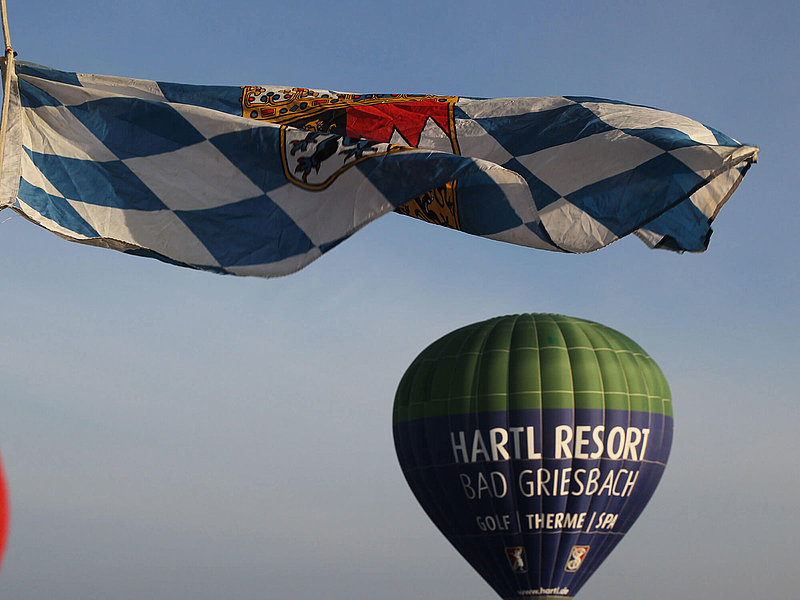 Ballon hinter einem anderen Ballon mit bayerischer Staatsflagge