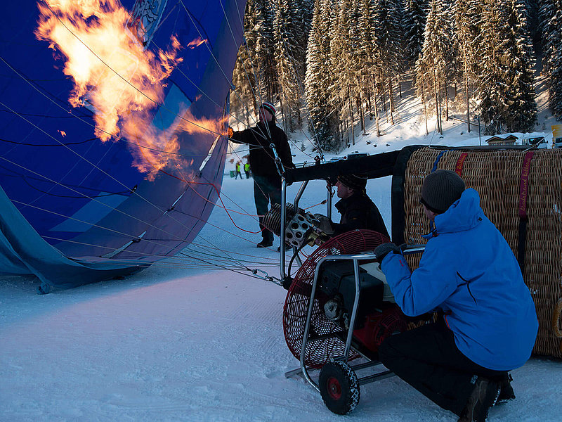 Ballonfahrer startet den Ballon auf schneebedeckten Boden