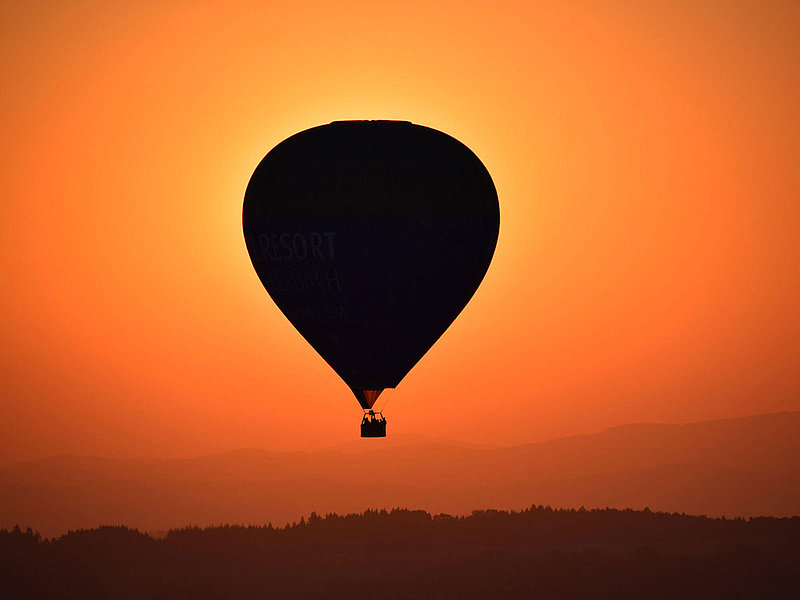 Ballon-Sillhouette vor einem traumhaften Sonnenuntergang